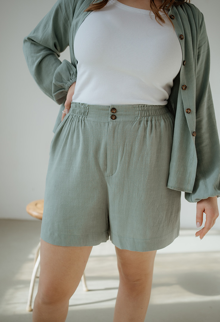 Bequeme weite Leinenshorts mit Gummibund und Hosentaschen