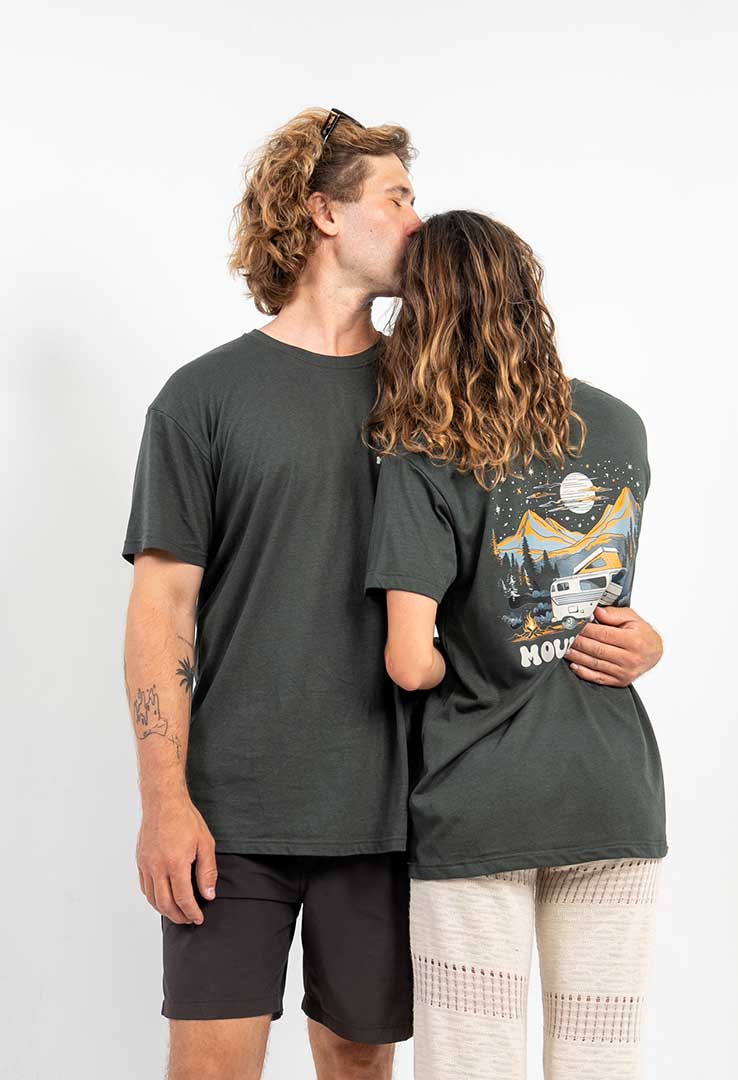 T-Shirt "Mountains Yes Please" in  Deep Forest
