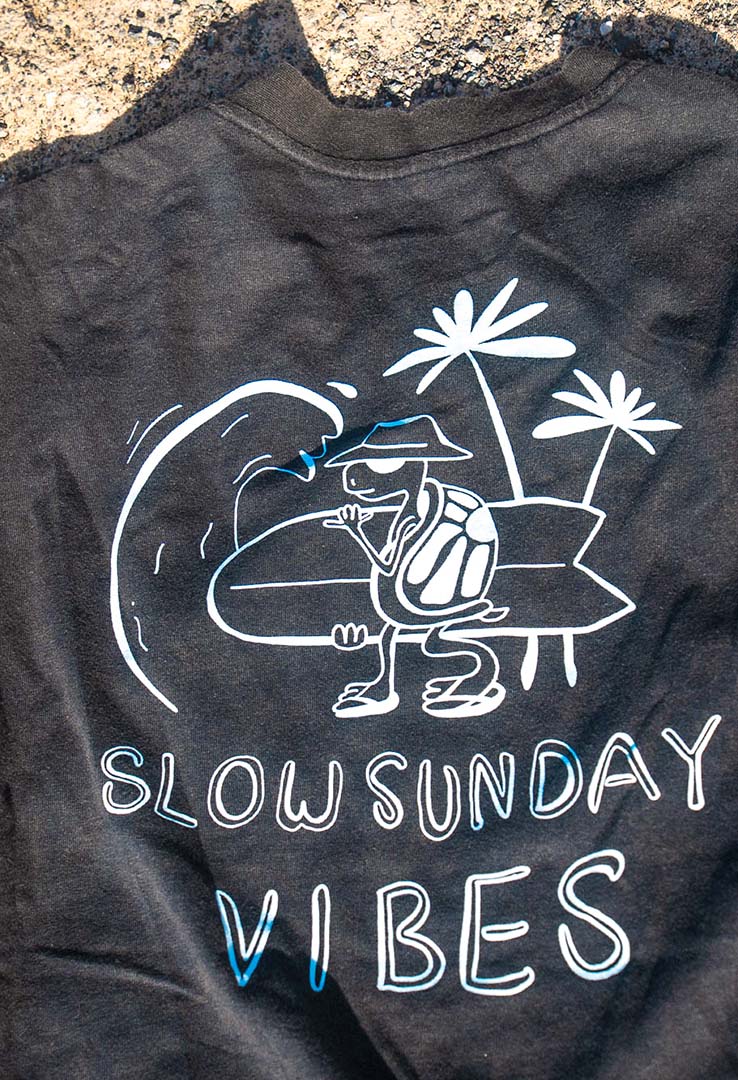 T-Shirt  "slow sunday vibes" in black washed