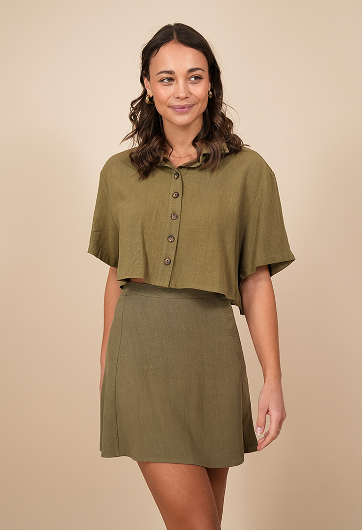 „Olive Flow“ kurze Leinen-Viskose-Bluse 