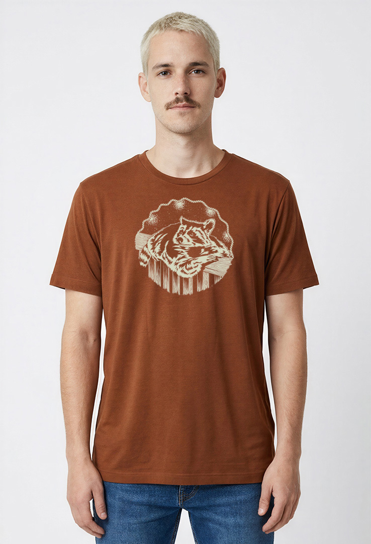 Print T-Shirt Waschbär im Garten