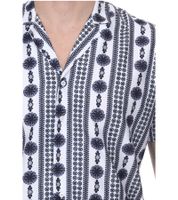 vsct Clubwear Herren Shirt mit Allover Geomatrix-Muster Kurzarm-Shirt mit Knopfleiste 5643309 Weiß/Schwarz vsct Clubwear Herren Shirt mit Allover Geomatrix-Muster Kurzarm-Shirt mit Knopfleiste 5643309 Weiß/Schwarz