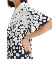 Robe d'été femme à pois all-over, mini-robe légèrement évasée 942863 Blanc/Bleu