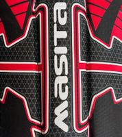 masita TEXAS Schienbeinschoner für Fußball mit Klettverschluss und EVA-Stoßdämpfer 7101 Schwarz/Rot/Weiß