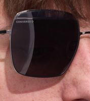 Converse Sonnenbrille mit UV400-Schutz mit Lichtdurchlässigkeit 3 Urlaubs-Brille SCO148 509Y Grau/Rot