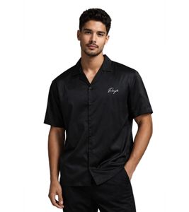 Elegante ROUGH. Camisa de manga corta para hombre con aspecto satinado y bordado minimalista del logotipo en negro.