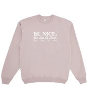 Sporty & Rich Unisex Luxus Sweatshirt Be Nice Crew Sweat – Zartrosa/Weiß