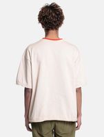T-shirt DWD Studioz pour homme, col ras du cou, logo imprimé sur le devant, en coton beige. T-shirt DWD Studioz pour homme, col ras du cou, logo imprimé sur le devant, en coton beige.