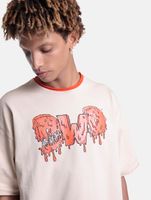 T-shirt DWD Studioz pour homme, col ras du cou, logo imprimé sur le devant, en coton beige. T-shirt DWD Studioz pour homme, col ras du cou, logo imprimé sur le devant, en coton beige.
