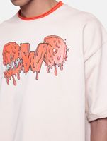 T-shirt DWD Studioz pour homme, col ras du cou, logo imprimé sur le devant, en coton beige. T-shirt DWD Studioz pour homme, col ras du cou, logo imprimé sur le devant, en coton beige.