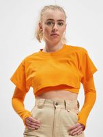 Le haut court Couture Club avec un imprimé gothique superposé en orange Le haut court Couture Club avec un imprimé gothique superposé en orange