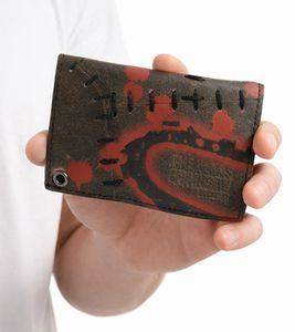 Cartera de piel THE TEXAS GAINSAW MASSAGRE con motivo moteado rojo, cierres metálicos a presión y cadena. Estilo gótico vibrante. LW104782TCM Negro/Rojo