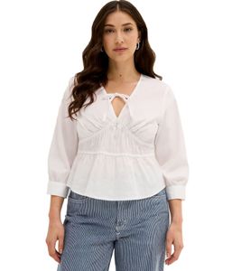 Camicetta estiva da donna con laccetto e orlo aderente 968082 Bianco Camicetta estiva da donna con laccetto e orlo aderente 968082 Bianco