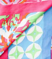 Foulard carré ZWILLINGSHERZ à fleurs hawaïennes, motif floral et ornements, 3016Q-2907-90, rose/bleu/multicolore Foulard carré ZWILLINGSHERZ à fleurs hawaïennes, motif floral et ornements, 3016Q-2907-90, rose/bleu/multicolore