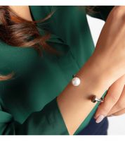 Moderner Calvin Klein Damen Armreif Edelstahl-Armband mit cremeweißer Kugel und silberfarbener Metallscheibe Arm-Schmuck Größe XS KJ9RMF0403 Silber