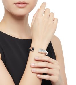 Impresionante brazalete de acero inoxidable para mujer de Calvin Klein con líneas arquitectónicas, talla XS, KJ4TMD0001, plateado