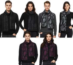 Elegante sciarpa Roberto Cavalli da uomo e da donna, realizzata in pura lana, disponibile nei colori nero/grigio, nero/rosso o grigio/nero