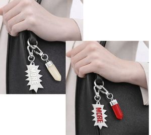 Ensemble de breloques Calvin Klein Downtown : Pendentifs en acier inoxydable avec résine contrastante et logo « MORE » - Accessoires de sac - 7 x 1,3 cm - Argent/Blanc ou Argent/Rouge