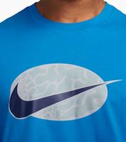 T-shirt Nike Swoosh classique pour homme, manches courtes, 100 % coton, imprimé grand format, réf. FQ5929-435, bleu
