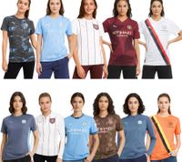 Camiseta oficial de manga larga o corta de PUMA Manchester City para mujer, fabricada en material sostenible, disponible en blanco, naranja, azul, rojo, gris o marrón.