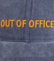 Gorra de béisbol clásica ZWILLINGSHERZ con la inscripción "OUT OF OFFICE", de algodón, visera ajustable, 4603M K5404-3 Azul marino