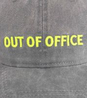 Gorra de béisbol clásica ZWILLINGSHERZ con la inscripción "OUT OF OFFICE", de algodón, visera ajustable, 4603M K5404-2 Gris