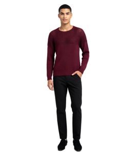 Pull homme moderne et confortable en maille fine, coloris Rouge Vin 6250, avec un empiècement texturé sur la poitrine et un style élégant