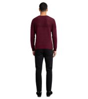 Pull homme moderne et confortable en maille fine, coloris Rouge Vin 6250, avec un empiècement texturé sur la poitrine et un style élégant