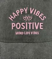 Casquette de baseball classique ZWILLINGSHERZ Happy Vibes, ornée de l'inscription « Positive Vibes », en coton avec visière ajustable, référence 4603M K5403, disponible en vert armée/gris, gris ou rose poudré.