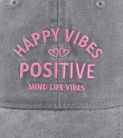 Casquette de baseball classique ZWILLINGSHERZ Happy Vibes, ornée de l'inscription « Positive Vibes », en coton avec visière ajustable, référence 4603M K5403, disponible en vert armée/gris, gris ou rose poudré.