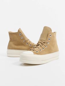 Zapatillas Converse elegantes para mujer, color beige.