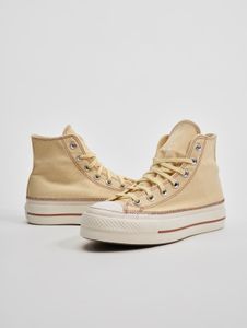 Zapatillas Converse casuales para mujer, color beige.