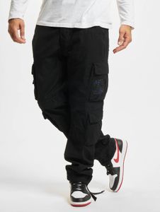Cómodos pantalones vaqueros ajustados para hombre de la marca Brandit, confeccionados en algodón, color negro.
