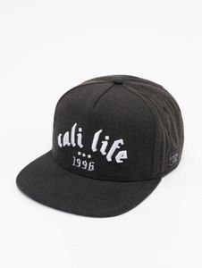 Gorra unisex informal de Cayler & Sons con detalle de cadena, de algodón, color negro/blanco.