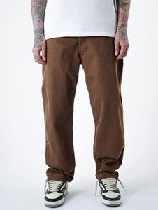 Pantalones vaqueros modernos para hombre, color marrón, sin imperfecciones.