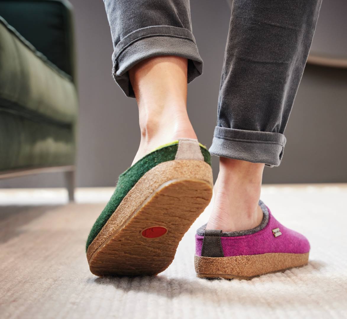 Herren Clogs aus hochwertigem Wollfilz mit ergonomischem Korkfußbett und rutschfester Sohle für natürlichen Komfort zuhause.