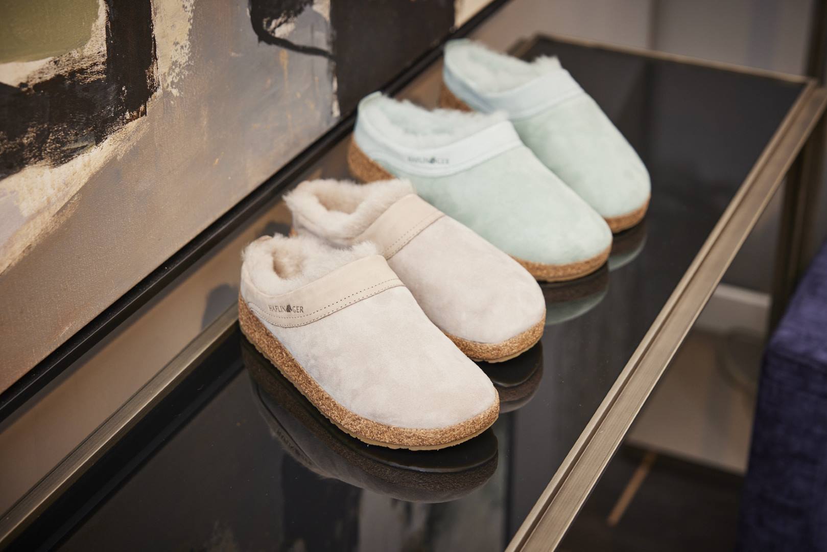 Haflinger Damen Lammfell Hausschuhe mit kuscheligem Lammfellfutter, anatomischem Korkfußbett und warmem Komfort für gemütliche Stunden zuhause.