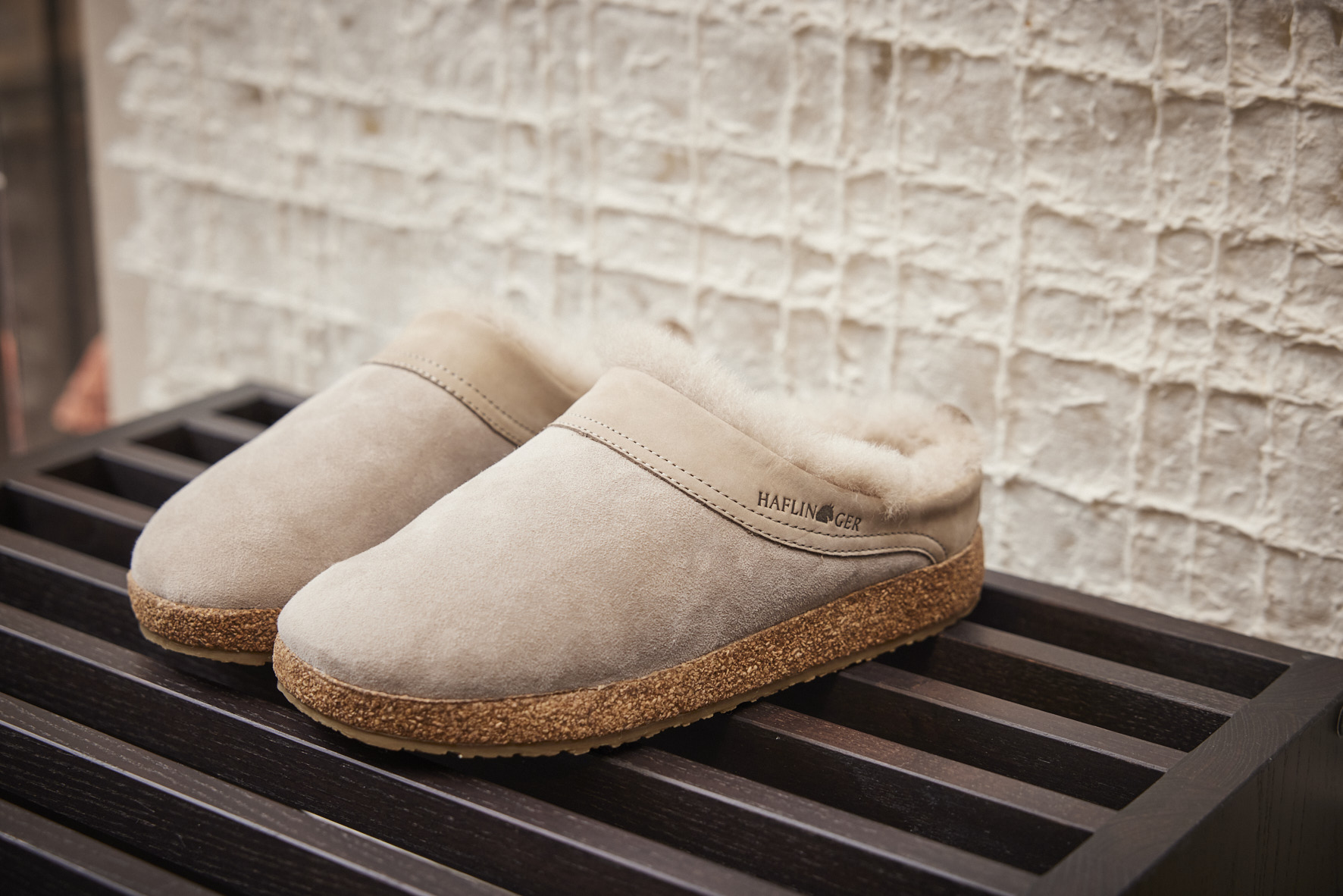 Haflinger Damen Lammfellclogs aus weichem Veloursleder mit kuscheligem Lammfellfutter und anatomischem Korkfußbett für warme und bequeme Füße zuhause.