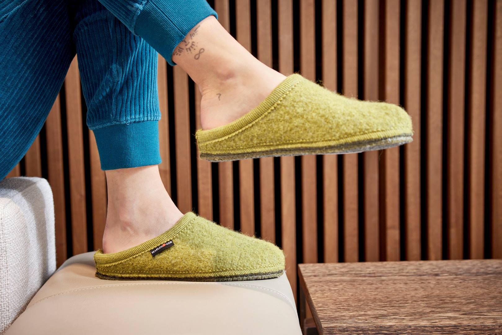 Damen Pantoffeln in Grün aus weichem Wollwalk mit bequemem Sitz und natürlichem Komfort für warme Füße zuhause.