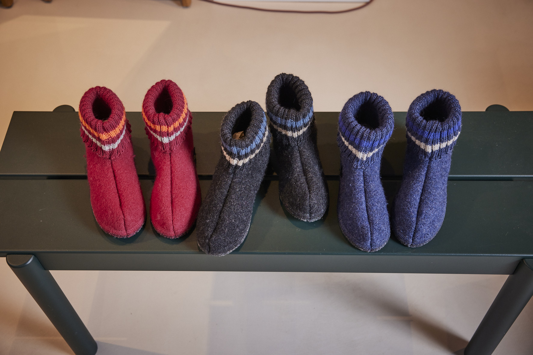 Haflinger Damen Hüttenschuhe aus weichem Wollwalk mit hohem Schaft und gemütlichem Komfort für warme Füße an kalten Tagen zuhause.