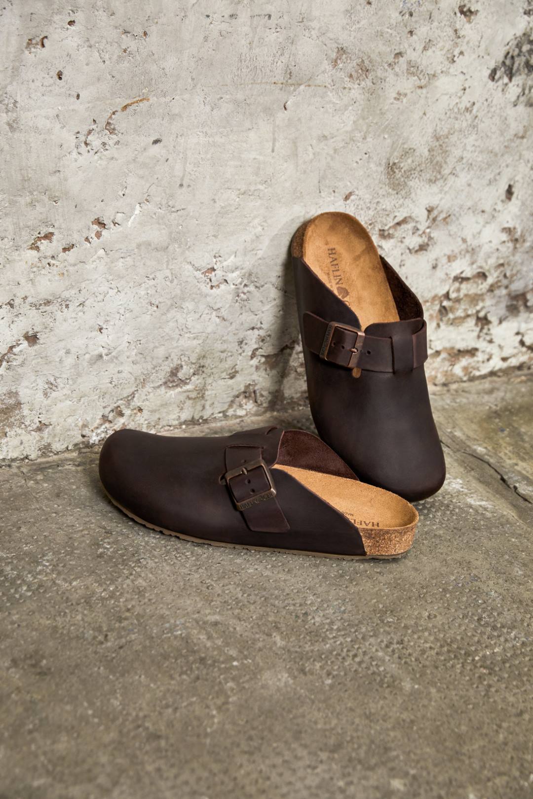 Herren Clogs aus Leder in Braun mit ergonomischem Fußbett, hochwertigem Leder und stabilem Komfort für entspanntes Gehen zuhause.