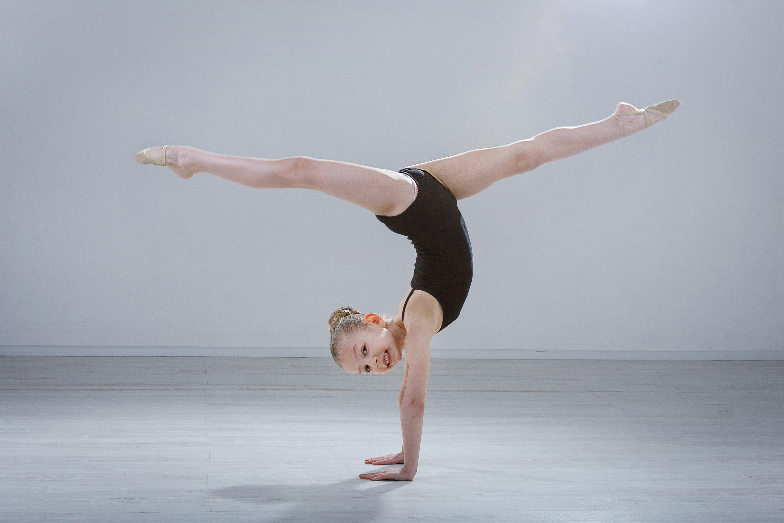 Ballerina im Handstand