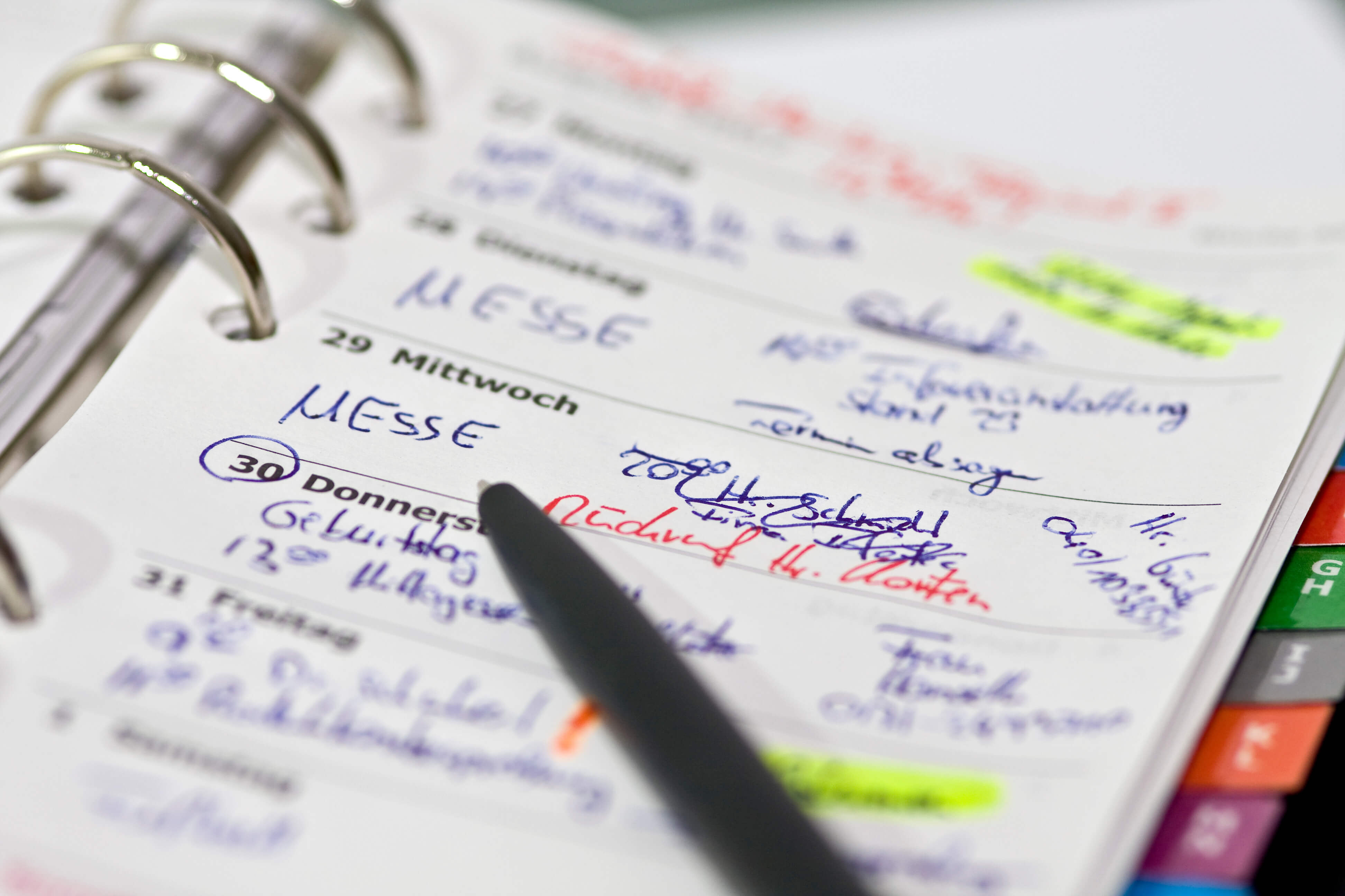 Finger zeigt auf bunten Wochenkalender mit Ballettterminen