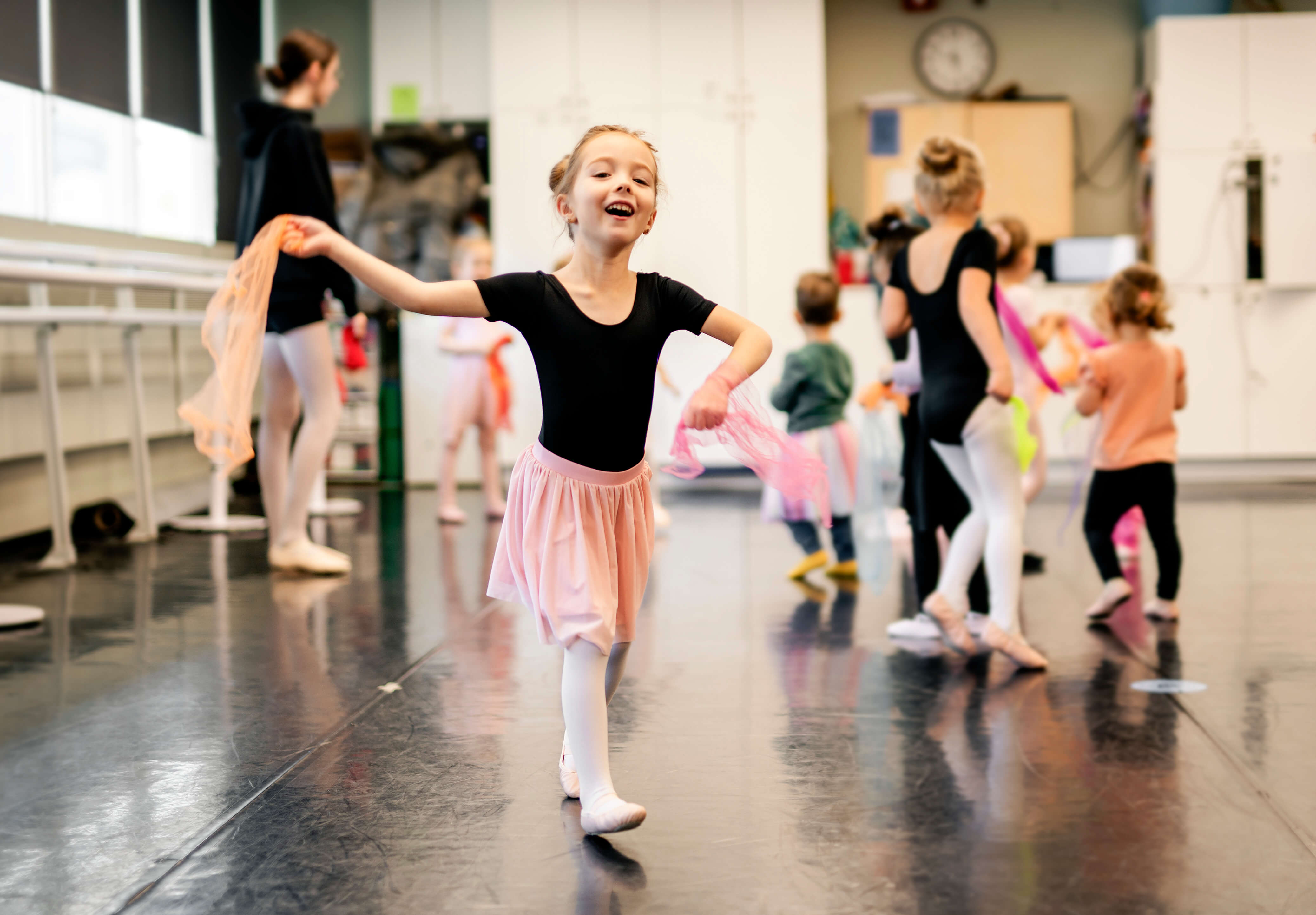 Mädchen steht vor Pinnwand – auf der Suche nach Ballettkursen