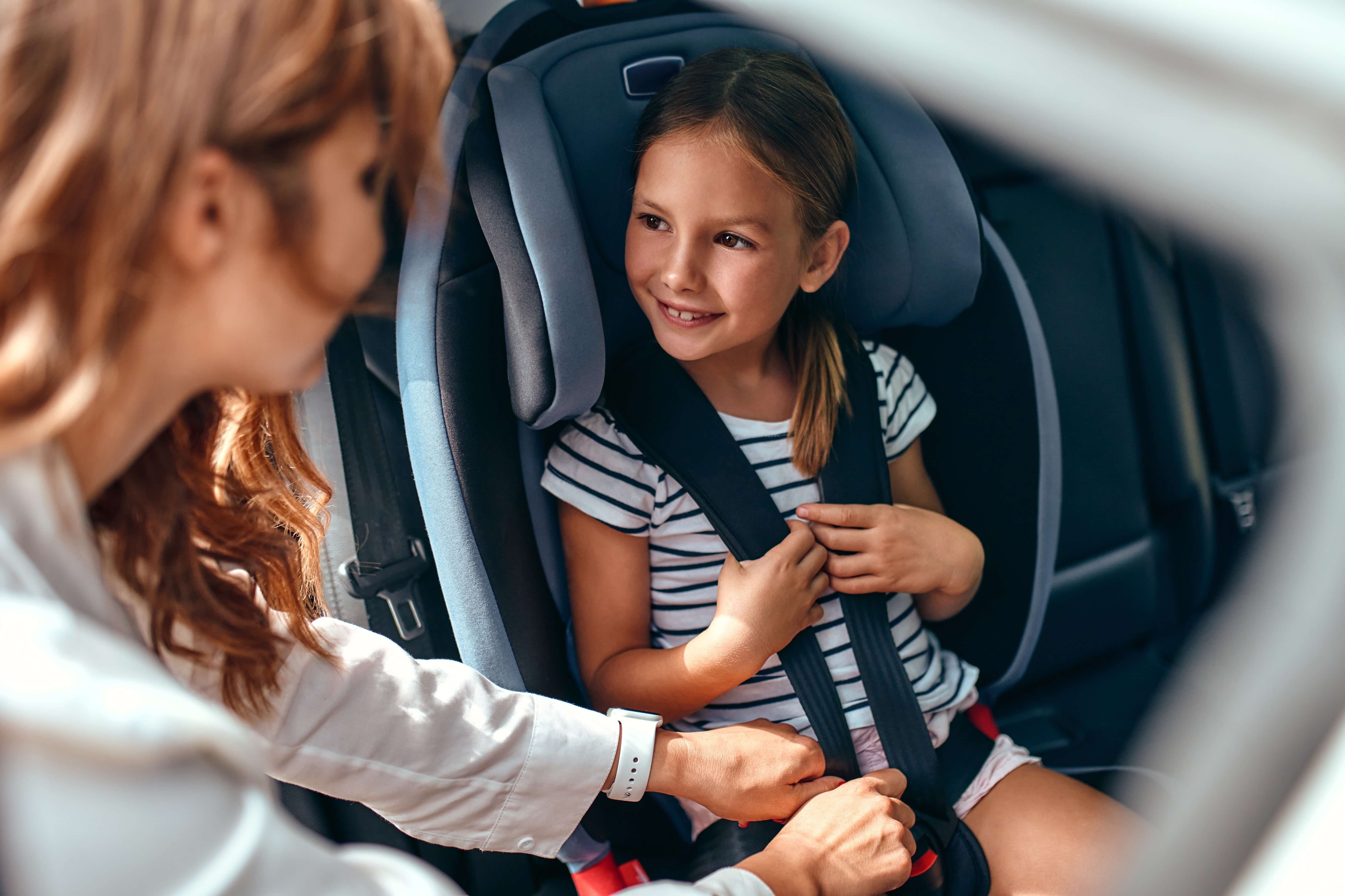 Kinder steigen aus Auto – Fahrgemeinschaft zum Ballettunterricht