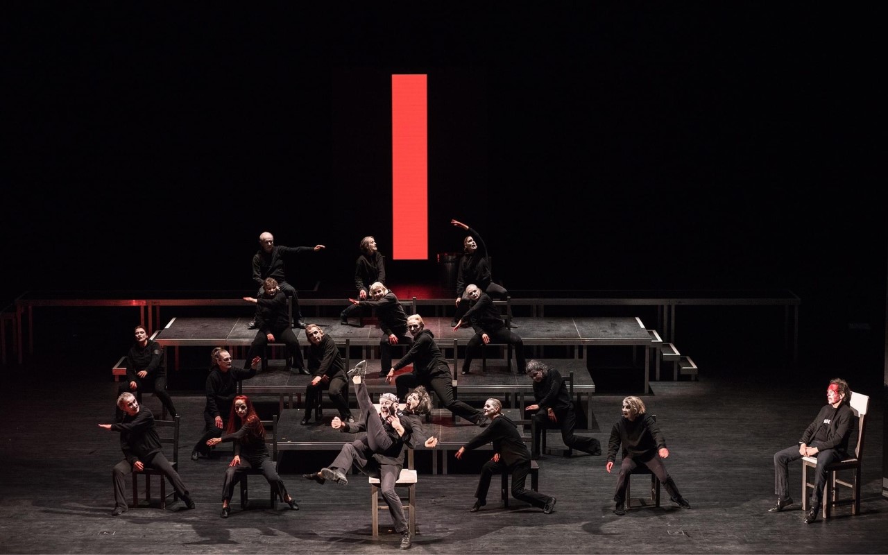 Ballettheaterszene mit Ballettänzer:innen in schwarzen Kostümen