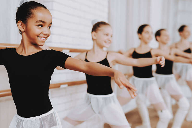 Balletstunde: Mädchen bei einer Übung