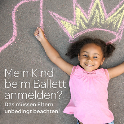 Fröhliches Kind mit Kreidezeichnung – Tipps zur Anmeldung beim Ballettunterricht