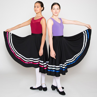 Zwei Mädchen tragen Charakterröcke mit Streifen und passende Charakter-Schuhe