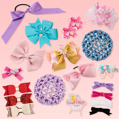 Verschiedene bunte Haaraccessoires für Kinder – Schleifen, Haargummis und Spangen